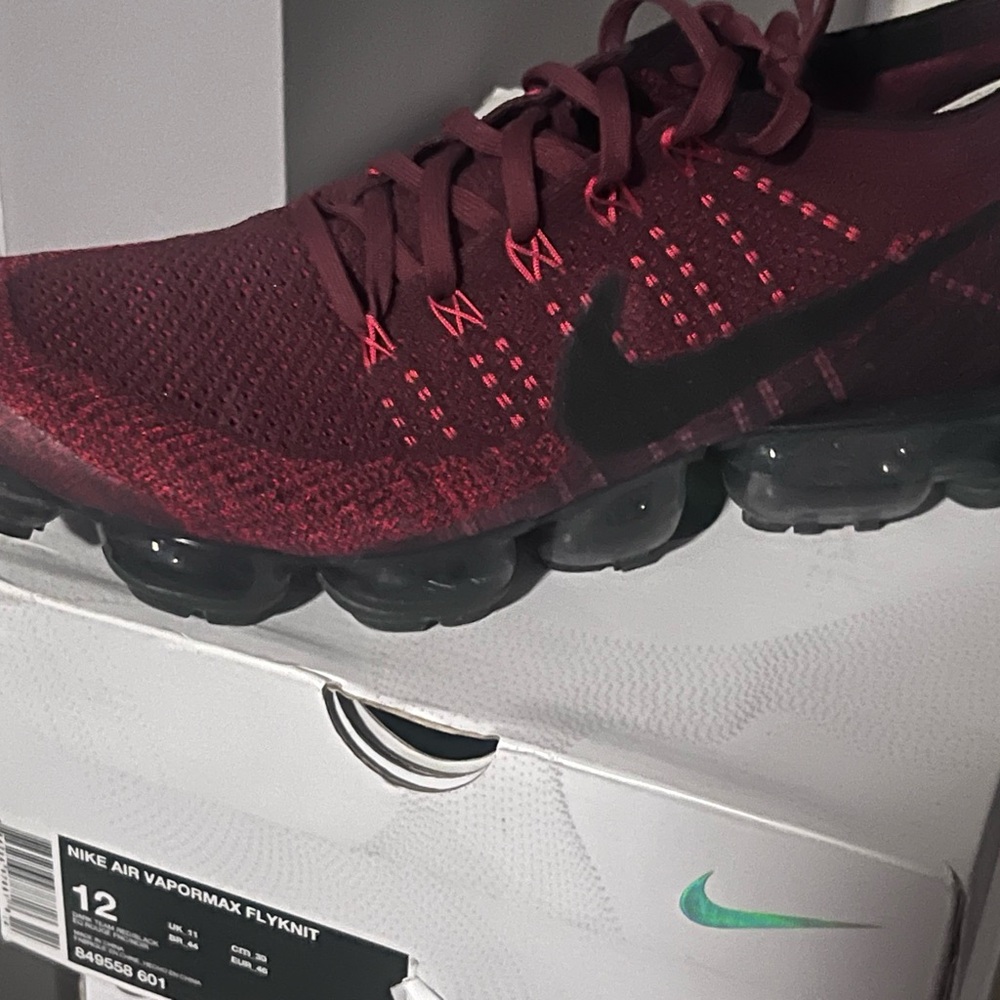 Nike Air VaporMax Flyknit Maroon Sneakers